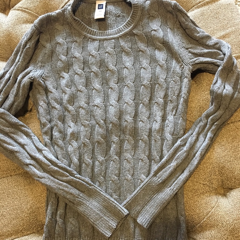 EUC Gap cable knit sweater. Size xs